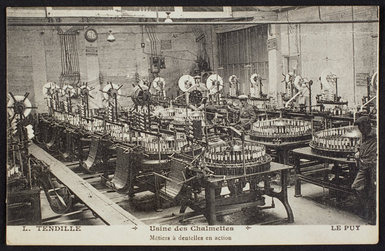 Postkort som viser kniplingsfabrikken Les Chalmettes, L. Tendille, i Le Puy, ca. 1900 av French Photographer