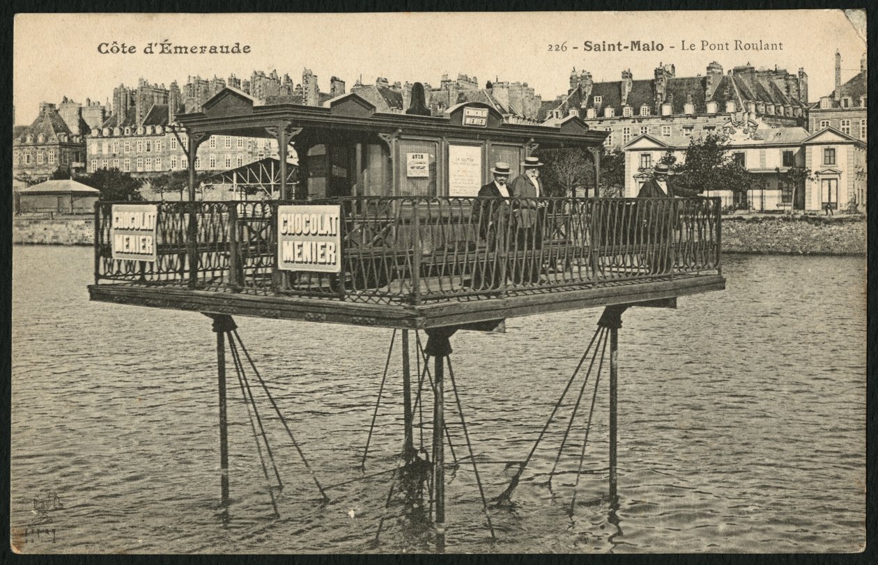 Postkort som viser den bevegelige broen ved høyvann i Saint-Malo, ca. 1900 (photolitho) av French Photographer