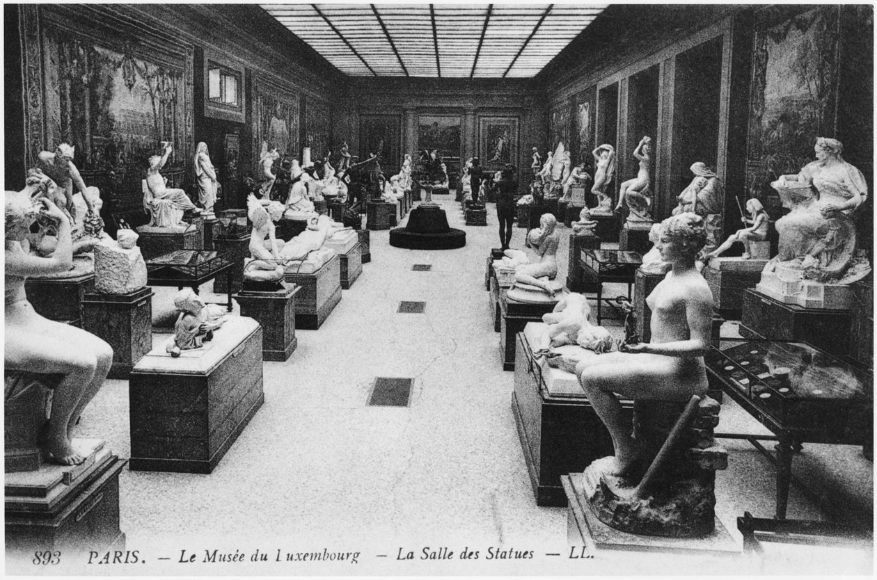 Postkort som viser rommet med statuer i Musee du Luxembourg, Paris, ca. 1910 av French Photographer