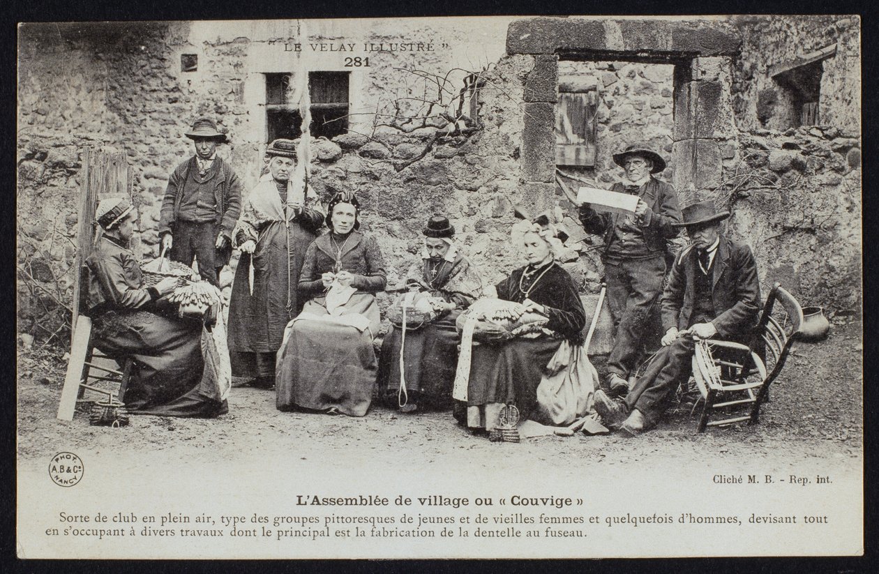 Postkort som viser landsbyboerne møte eller Couvige, Le Puy-en-Velay, ca. 1900 av French Photographer