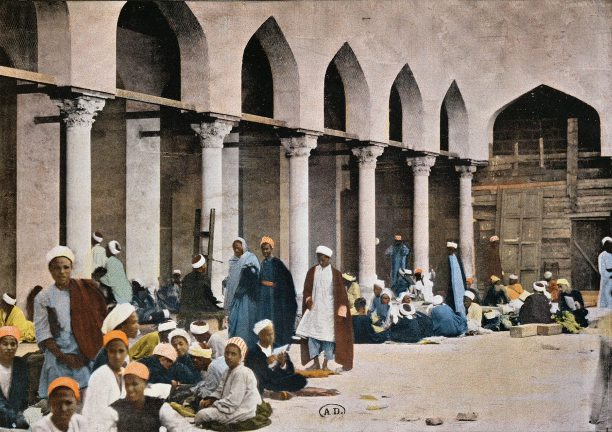 Elever som mottar undervisning på gårdsplassen til Al-Azhar-moskeen i Kairo, ca. 1900 (farget bilde) av French Photographer