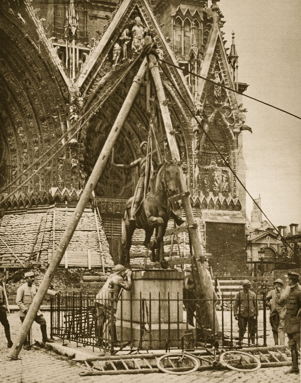 Reims katedral, sikring av bronsestatue, 1914-19 av French Photographer
