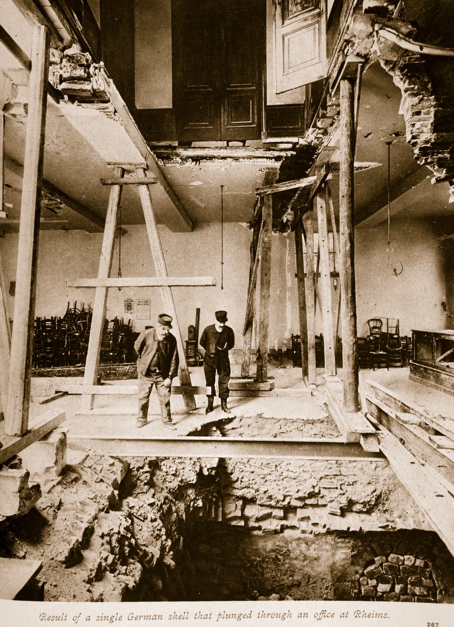 Resultat av et enkelt tysk skall som stupte gjennom et kontor på Reims, 1914-19 av French Photographer