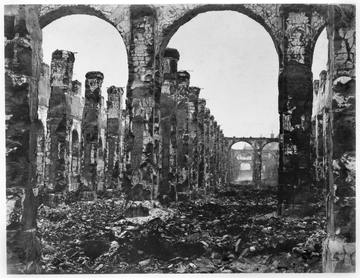 Ruinene av Cour des Comptes under kommunen Paris, 1871 av French Photographer