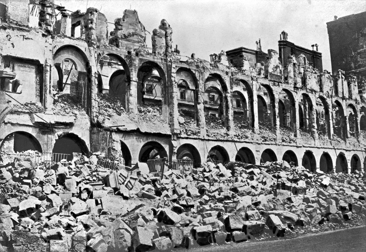 Ruiner av finansdepartementet under kommunen Paris, 1871 av French Photographer