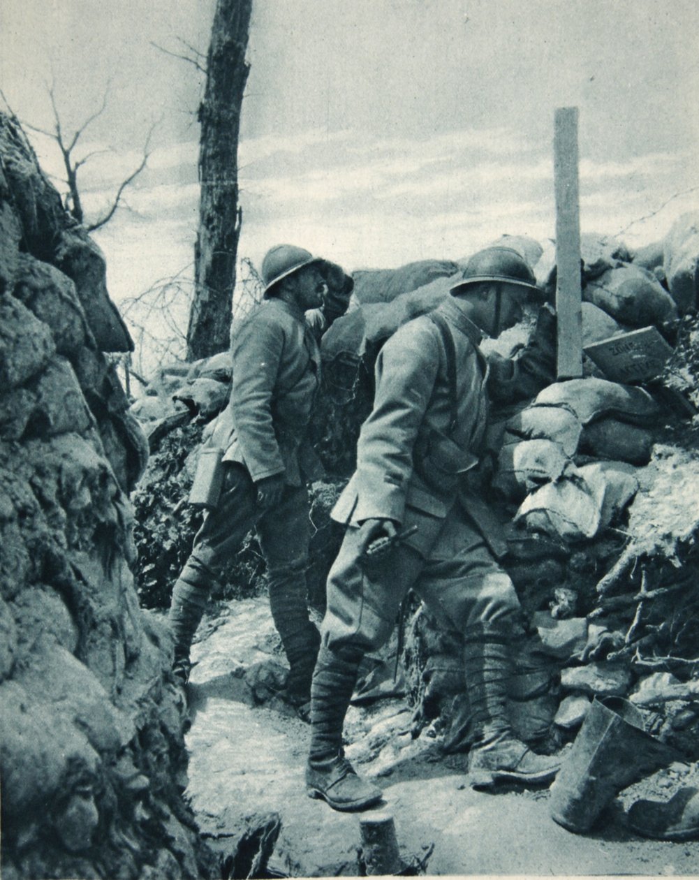 Den franske fronten: å se fiendens skyttergrav gjennom et periskop før et kast, illustrasjon fra The Illustrated War News, januar 1917 av French Photographer