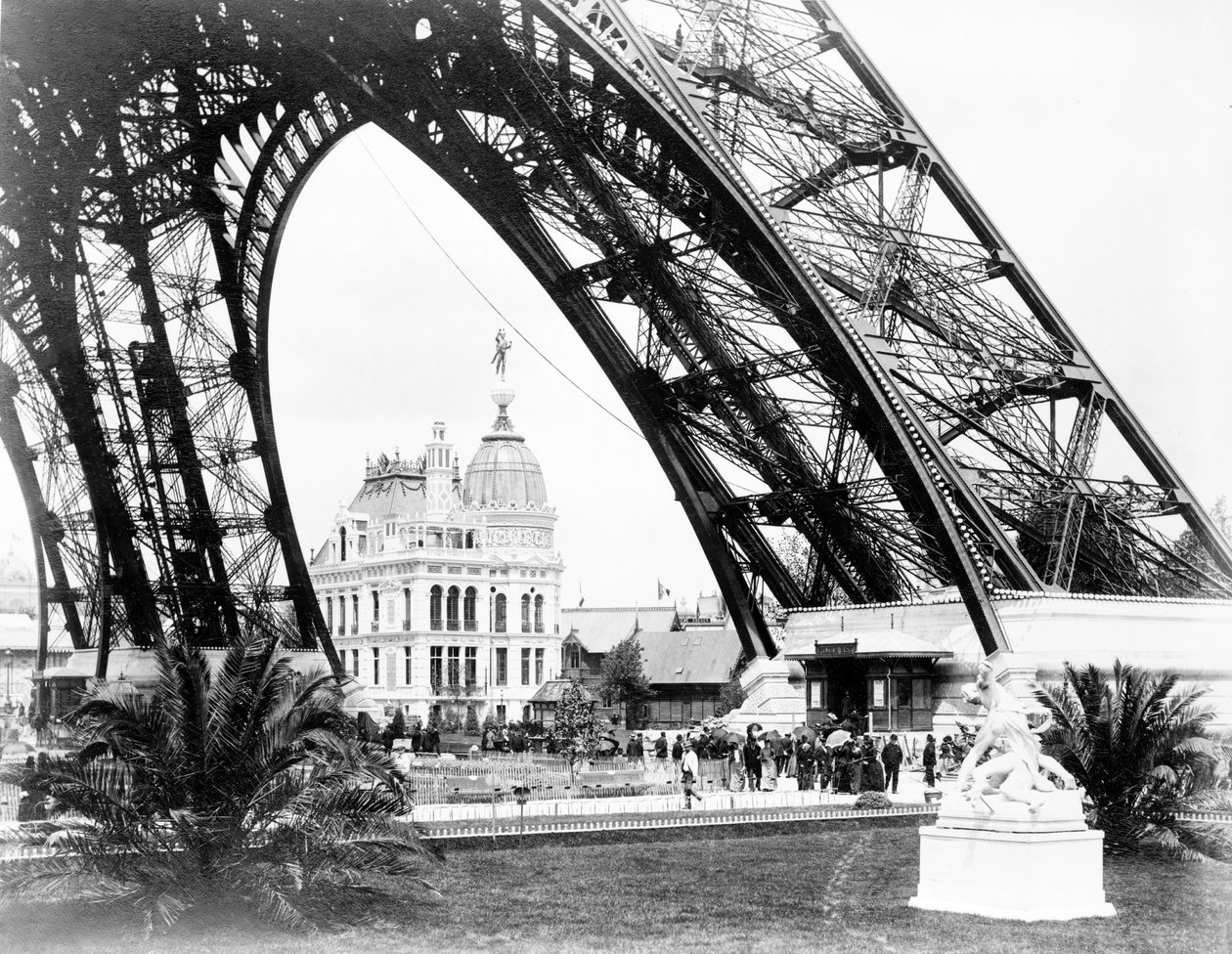 Gasspaviljongen sett gjennom bunnen av Eiffeltårnet, Paris-utstillingen, 1889 av French Photographer