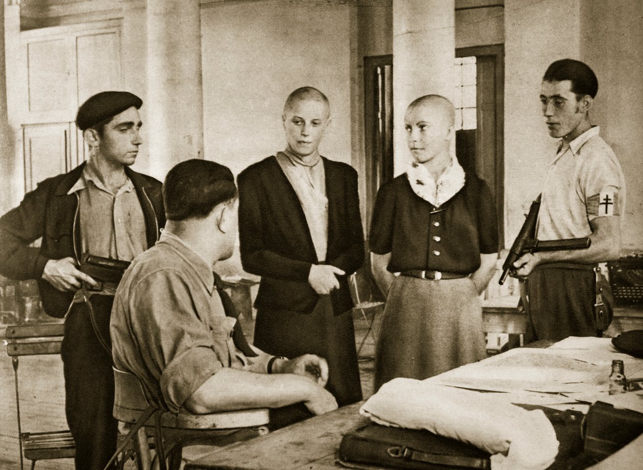 Ordføreren i en liten fransk by forhører to kvinner anklaget for å ha ligget med fienden, 1944 av French Photographer