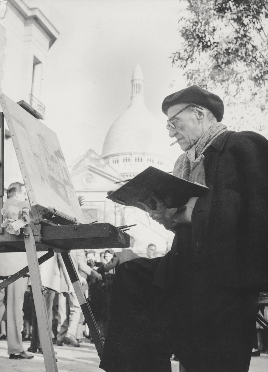 Kunstneren Maurice Utrillo maler ved sitt staffeli i Montmartre, Paris, 1950-tallet av French Photographer