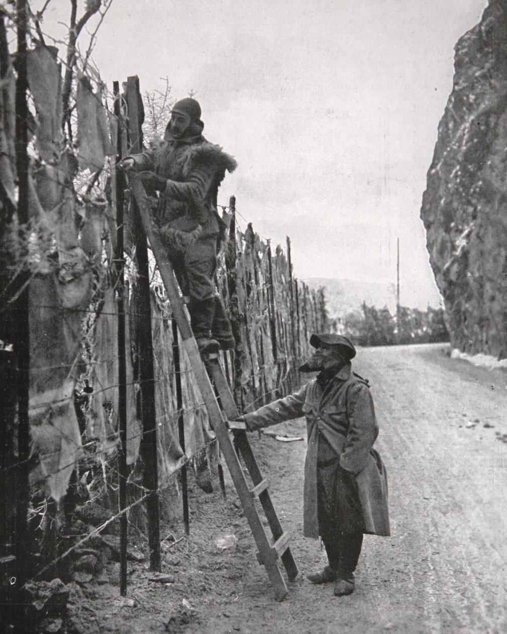Den milde kunsten å kamuflasje i Vosges, illustrasjon fra The Illustrated War News, 14. mars 1917 (sepia-bilde) av French Photographer