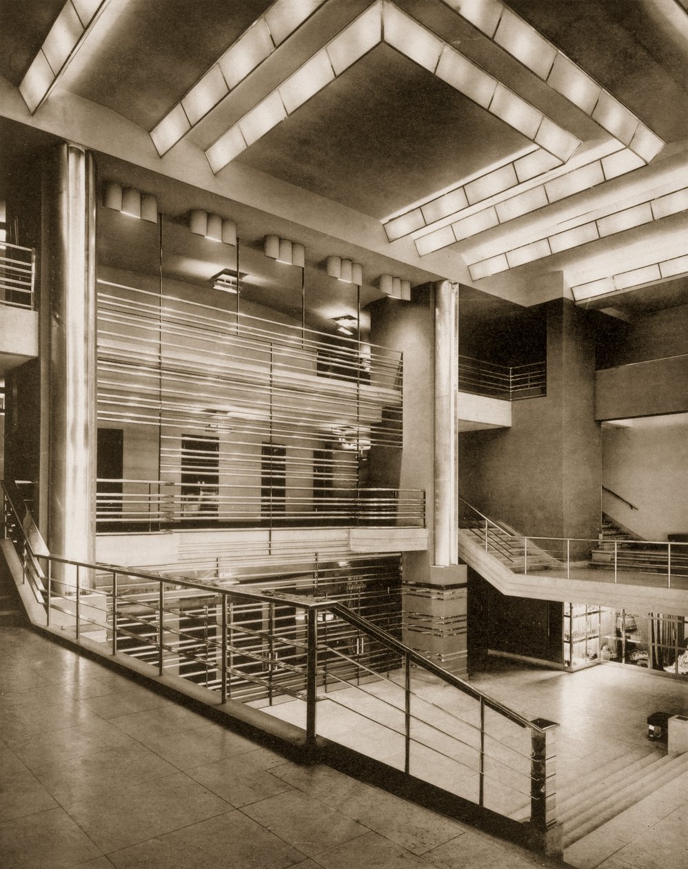 Halltrappen og grillet balkong til Theatre Pigalle, 1920-tallet av French Photographer