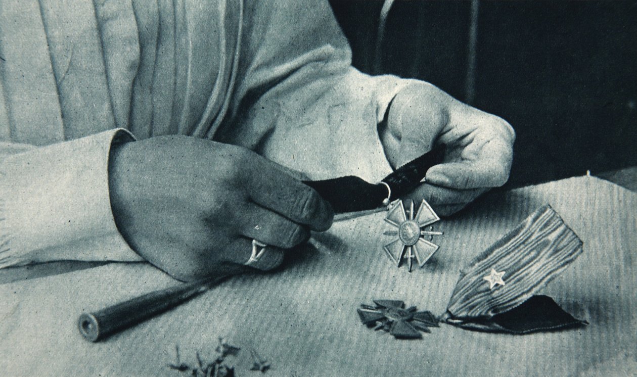 Produksjonen av Croix de Guerre, illustrasjon fra The Illustrated War News, 10. januar 1917 av French Photographer