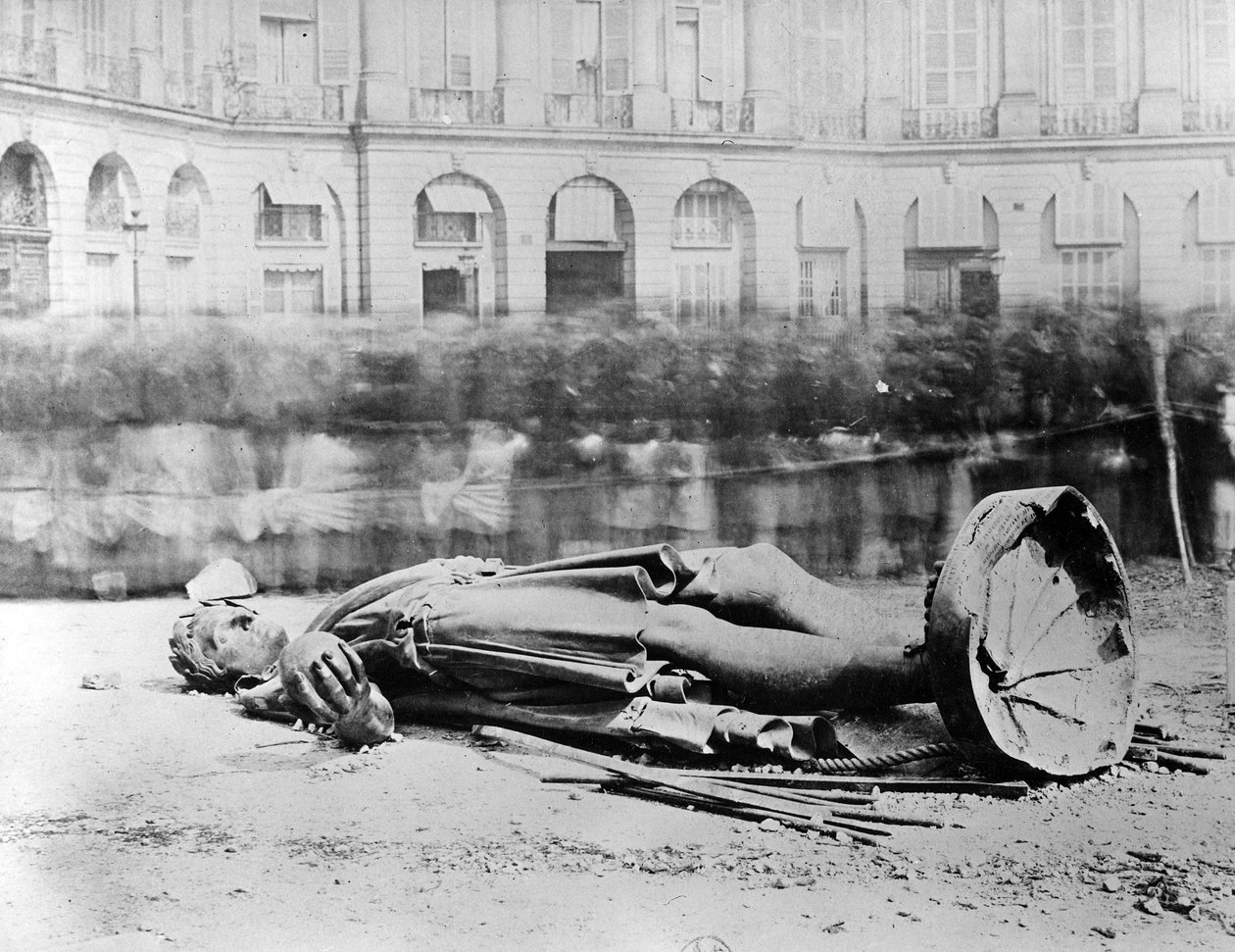 Veltet statue av Napoleon på Place Vendôme, 1871 av French Photographer