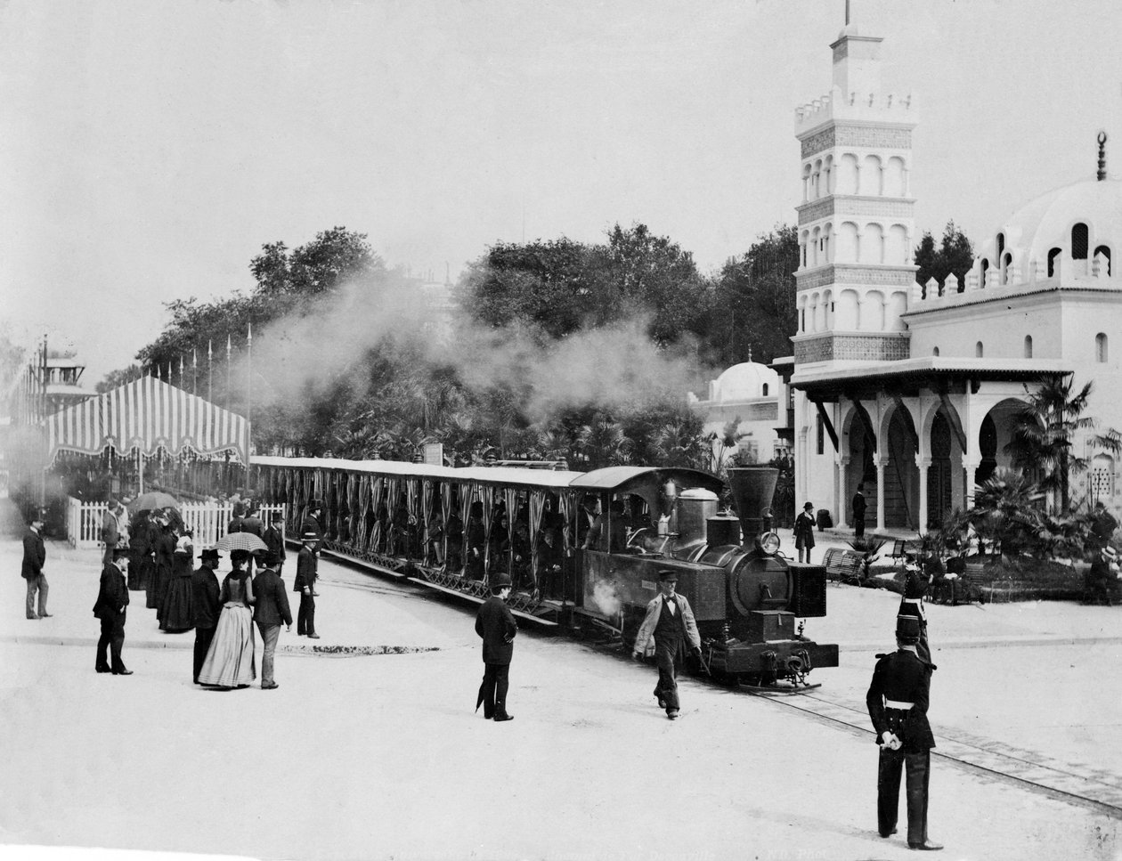 Tog for å ta besøkende rundt på stedet for Paris-utstillingen, 1889 av French Photographer