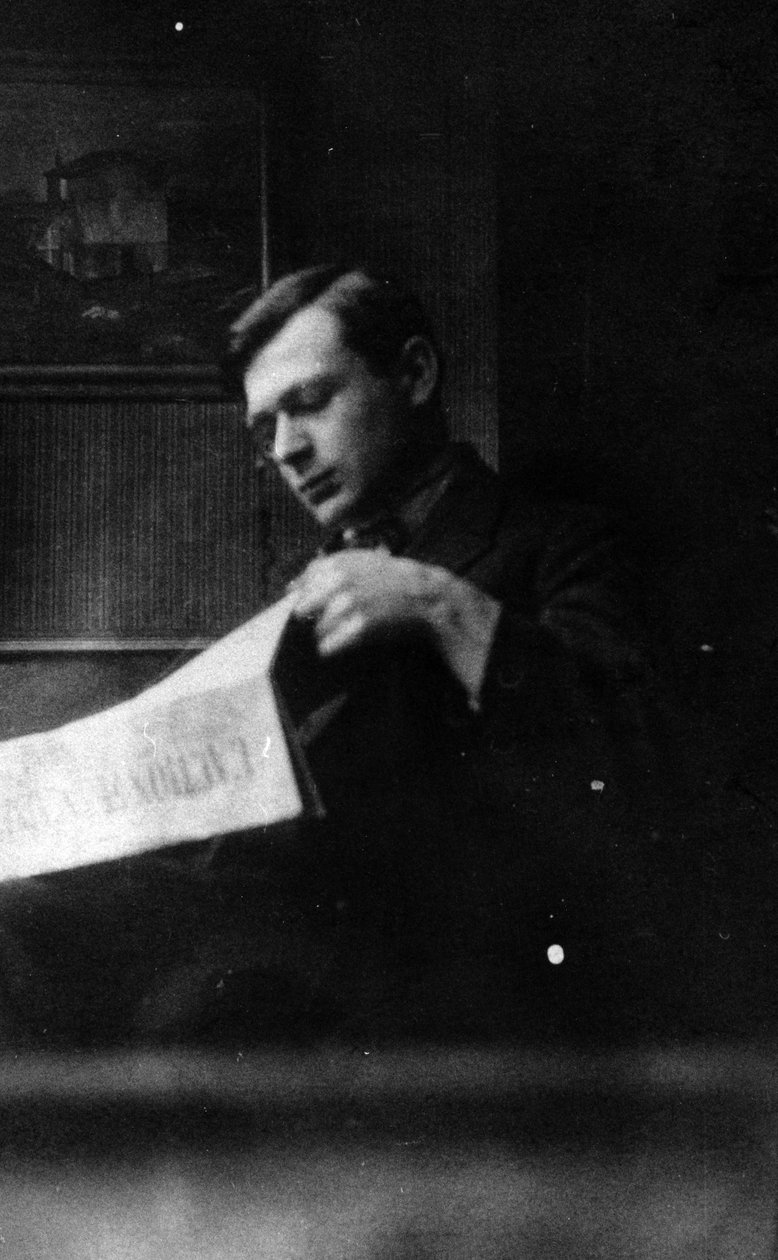 Tristan Tzara leser LAction Francaise, ca. 1920-30 av French Photographer