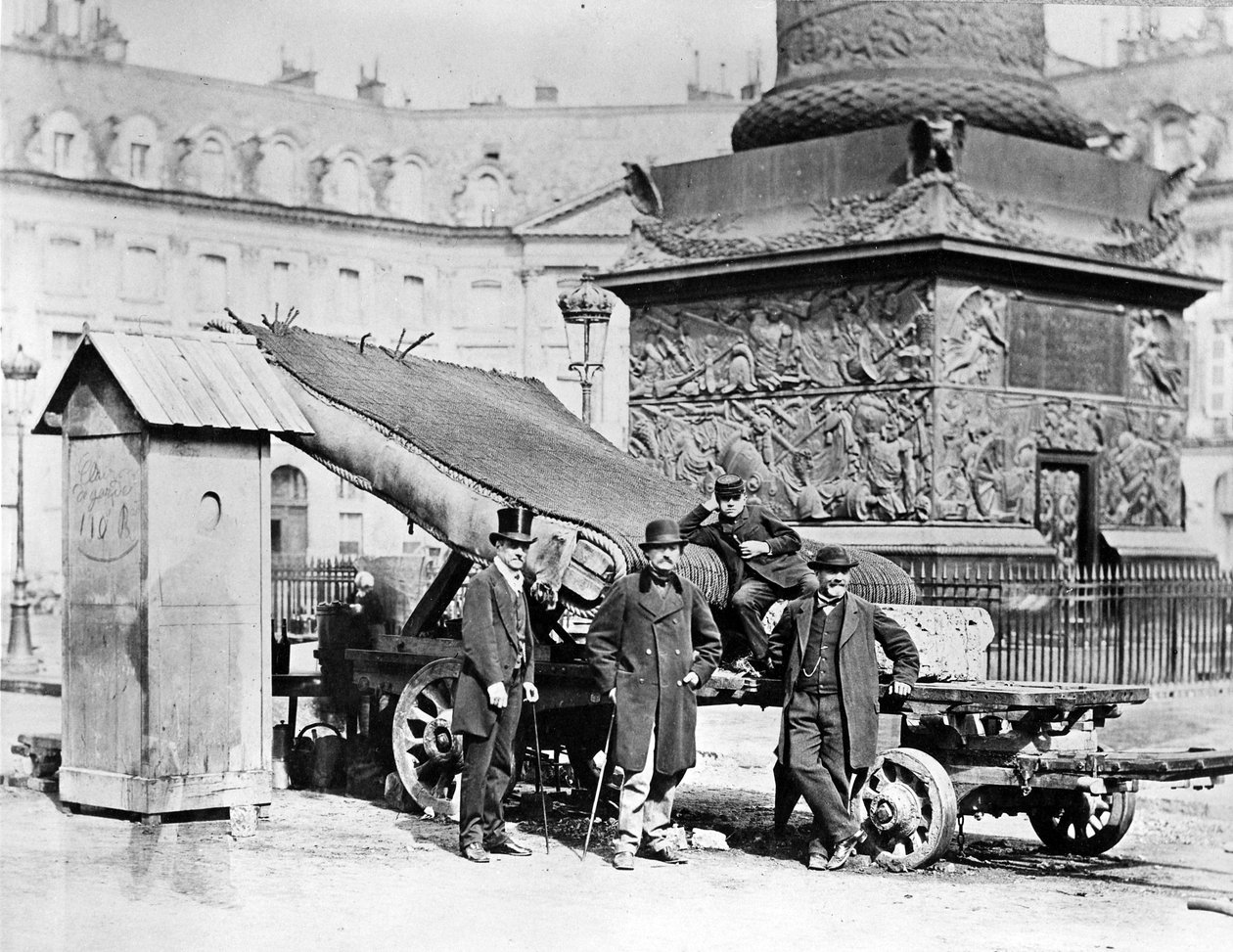 Tropper fra Paris-kommunen på Place Vendôme, 1871 av French Photographer