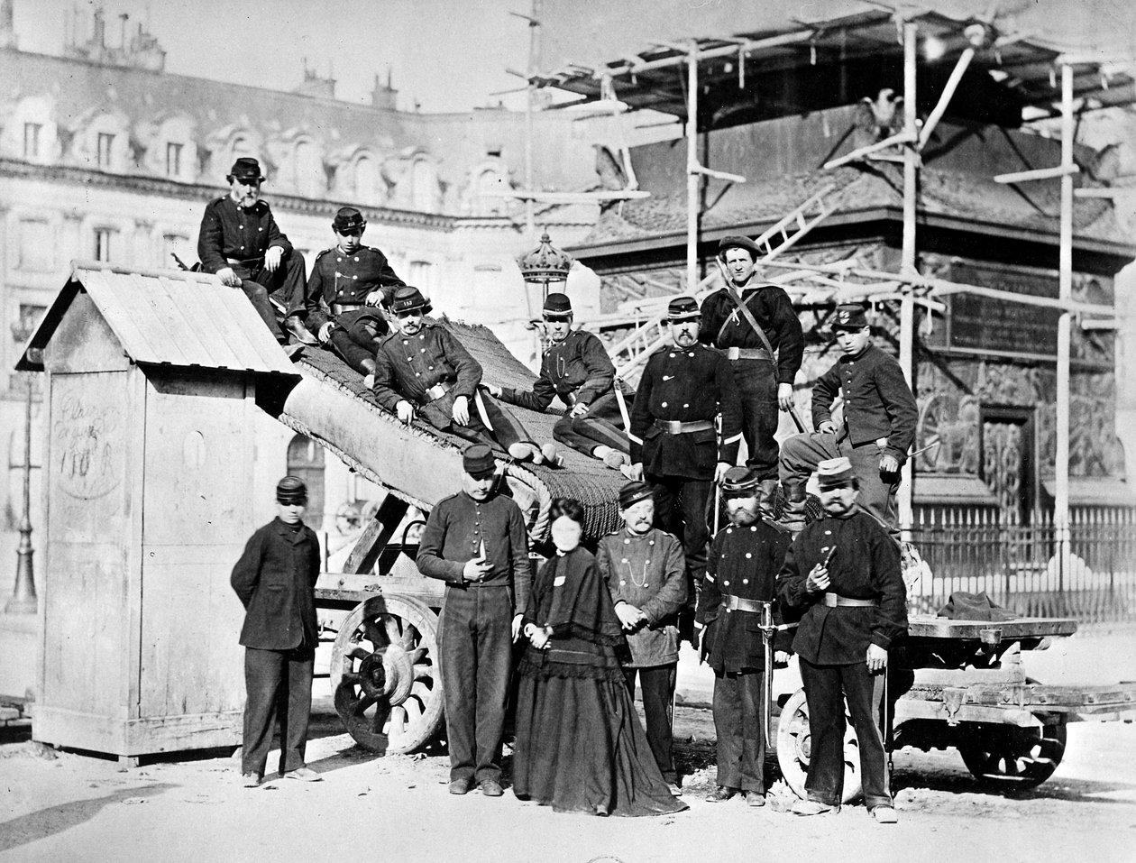 Tropper fra Paris-kommunen på Place Vendôme, 1871 av French Photographer