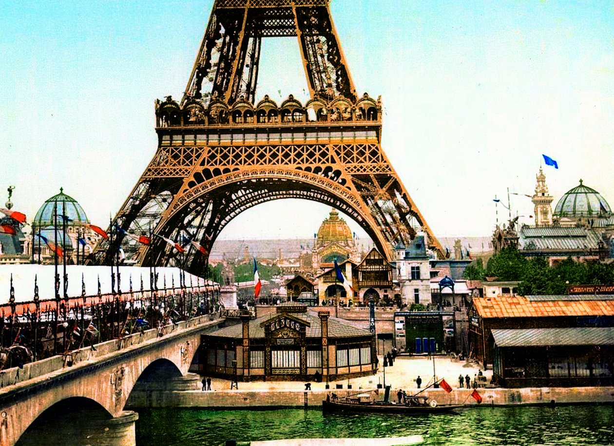 Utsikt over Eiffeltårnet under Exposition Universelle i 1900, 1900 (farget bilde) av French Photographer