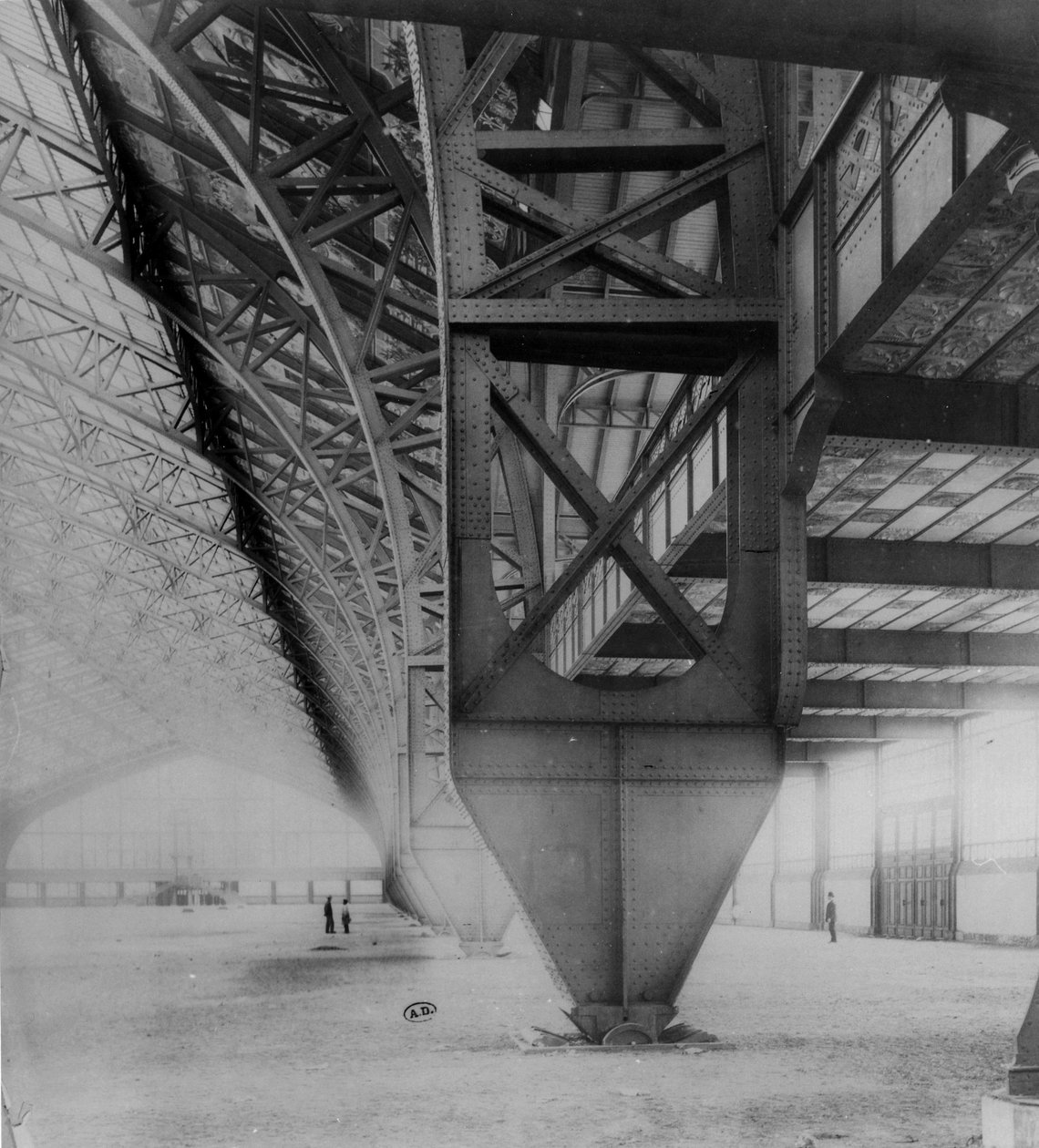 Utsikt over det indre av Palais des Machines, bygget for Exposition Universelle i 1889 av French Photographer