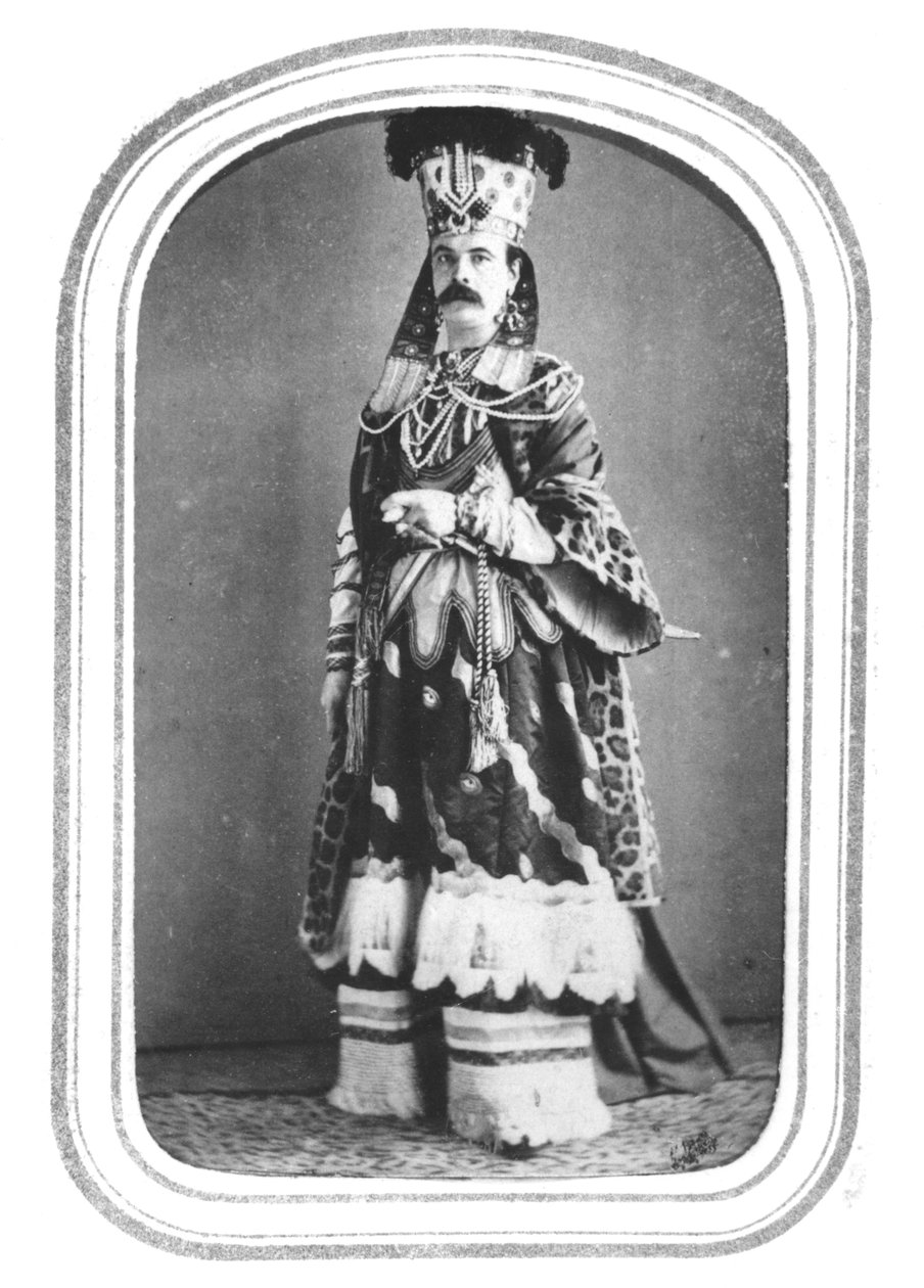 Visittkort av Charles Frederick Worth (1825-95) i fancy kjole, ca. 186O av French Photographer
