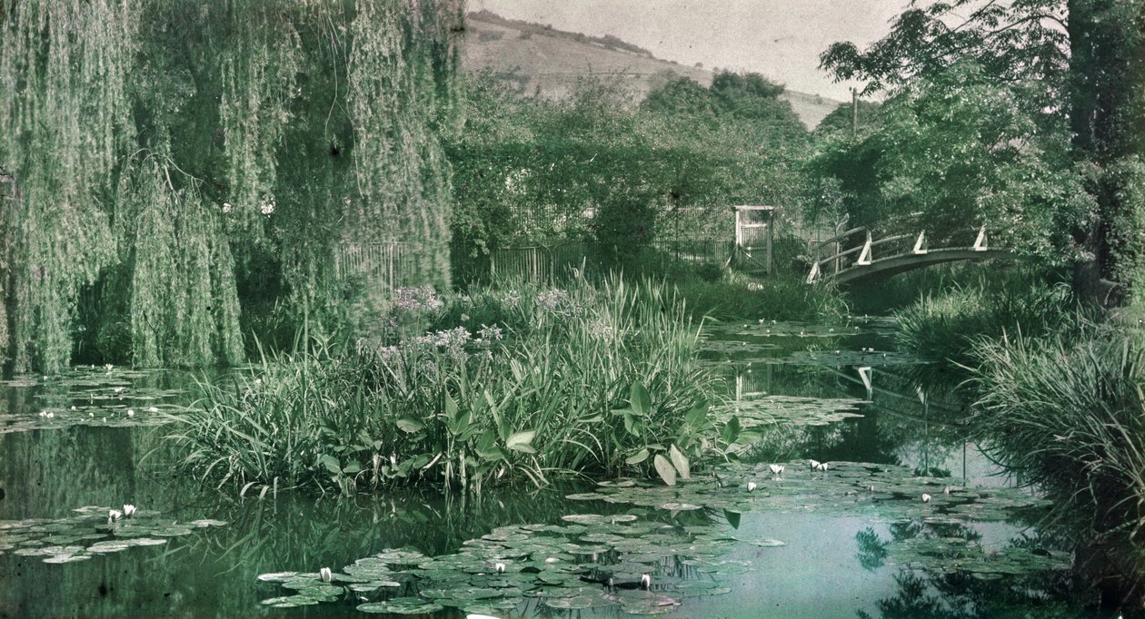 Waterlily Pond og Japanese Bridge i Monets hage ved Giverny, tidlig på 1920-tallet (bilde) av French Photographer