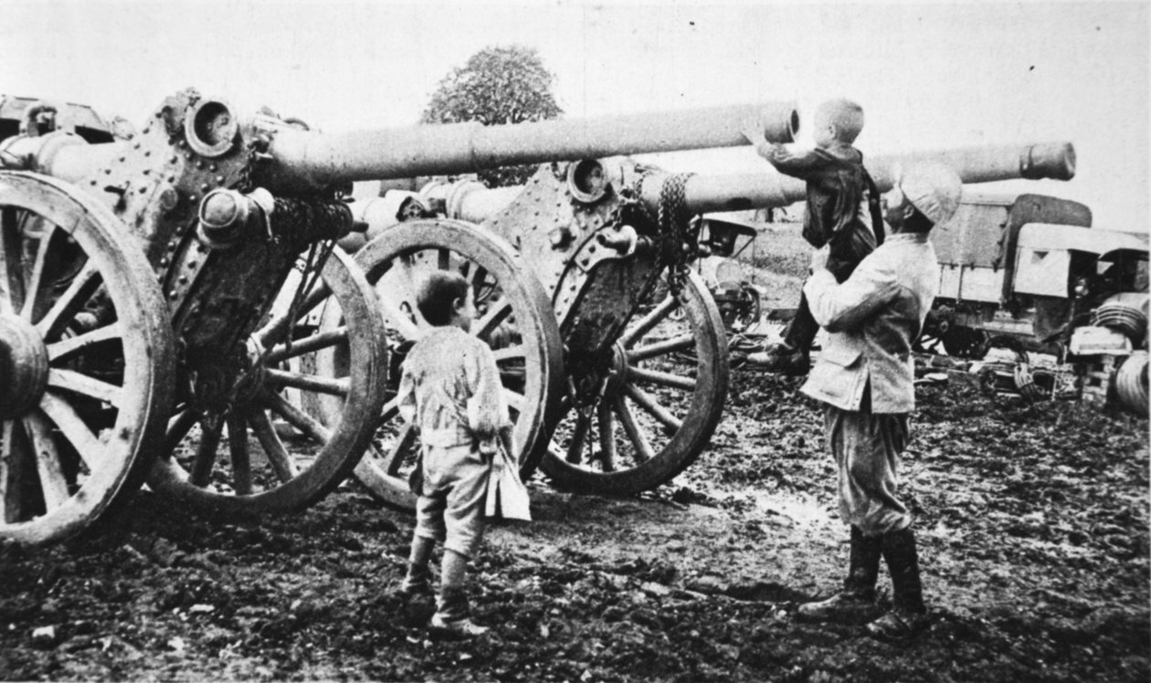 Young France: a boys curiosity, fra The Illustrated War News, 9. august 1916 av French Photographer