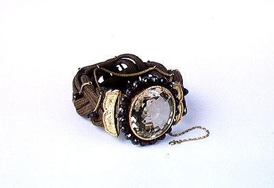 Armbånd som tilhører grevinnen av Segur (1799-1834) ca. 1860 (gull, hår og halvedelstener) av French School