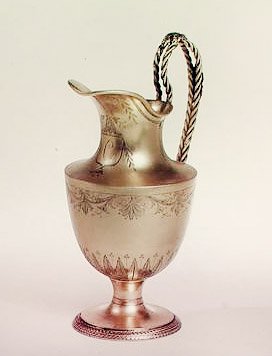 Fløtemugge, dekorert med formelle blader og kaprifol, Paris, ca. 1800 (forgylt sølv) av French School