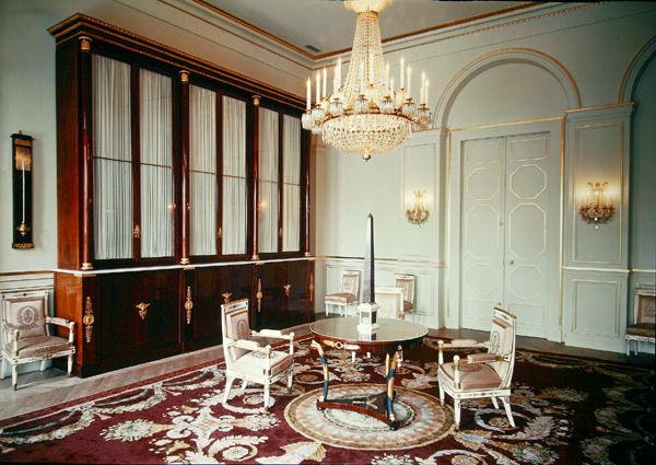 Interiøret i biblioteket i leiligheten til Prince Eugene de Beauharnais (1781-1824) av French School