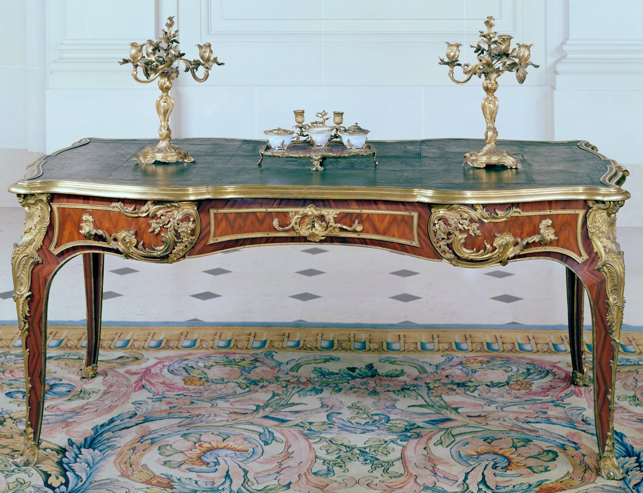Louis XV byråplate, ormolu kandelaber og blekkstativ, sent på 1700-tallet (eik finert med kingwood) av French School