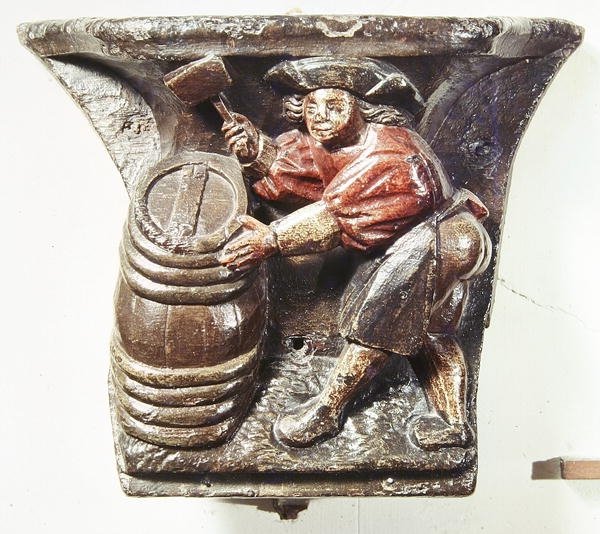 Misericord fra en korstall som viser en mann som hamrer en tønne, fra kirken Saint-Etienne des Tonneliers, Rouen (polykromt tre) av French School