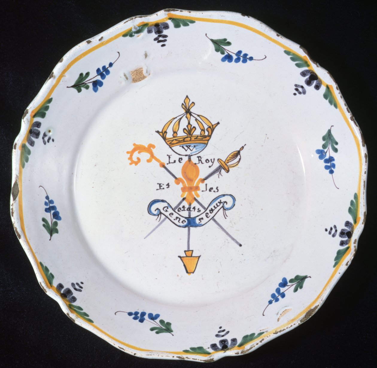Tallerken med inskripsjonen Le Roi et les Etats Generaux med emblemer fra de tre ordener og kongen, 1789 (keramikk) av French School