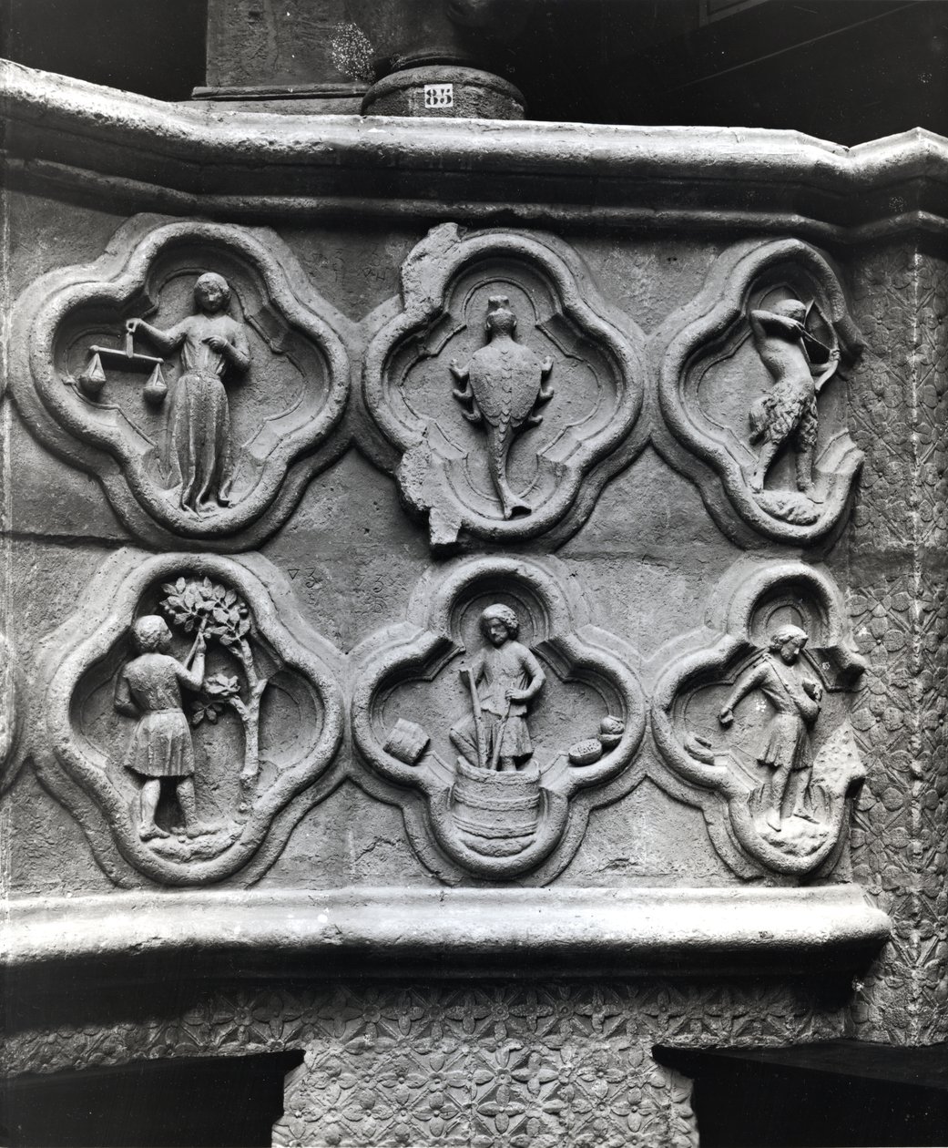 Quatrefoils med stjernetegnene og årets arbeid, fra katedralen Notre-Dame i Amiens (gipsstøpt av stein) av French School