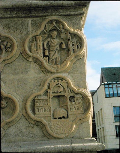 To quatrefoils på midtre venstre støtteben på vestfronten, ca.1220 av French School