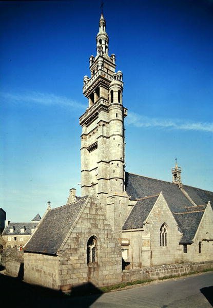 Utsikt over klokketårnet til kirken Notre-Dame de Kroaz-Baz, bygget ca. 1550 av French School