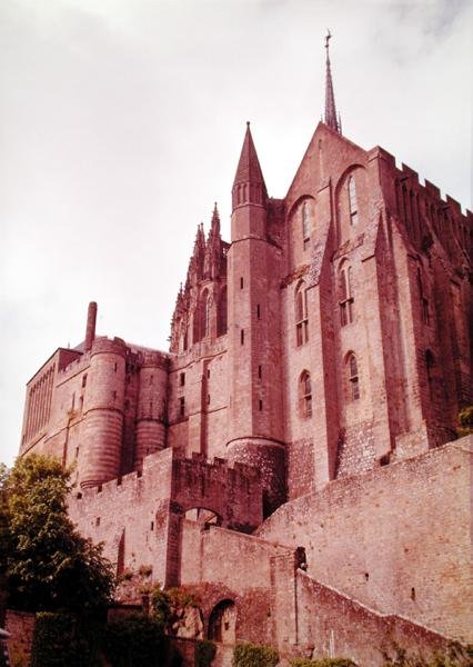 Utsikt over inngangen til klosteret, beskyttet av barbican, med Tour des Corbins av French School