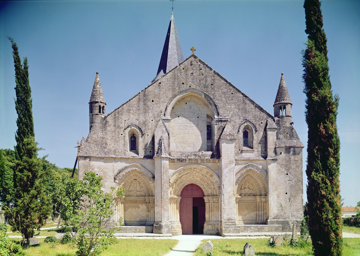 Utsikt over fasaden til St. Pierre-kirken, 1150-75 av French School