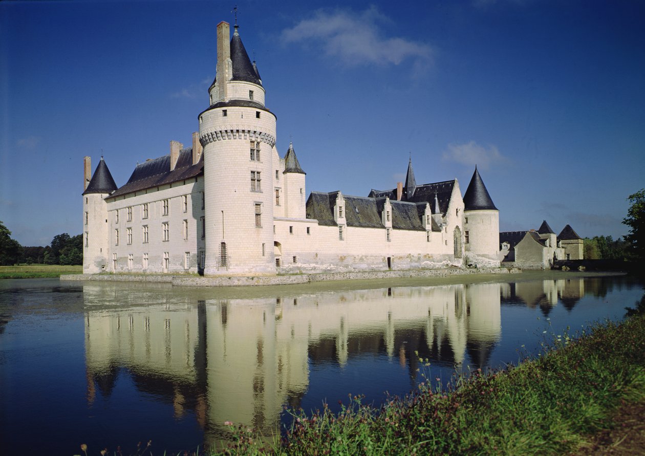 Utsikt over torget og sør- og østfasadene til Chateau du Plessis-Bourre, bygget 1468-73 av French School