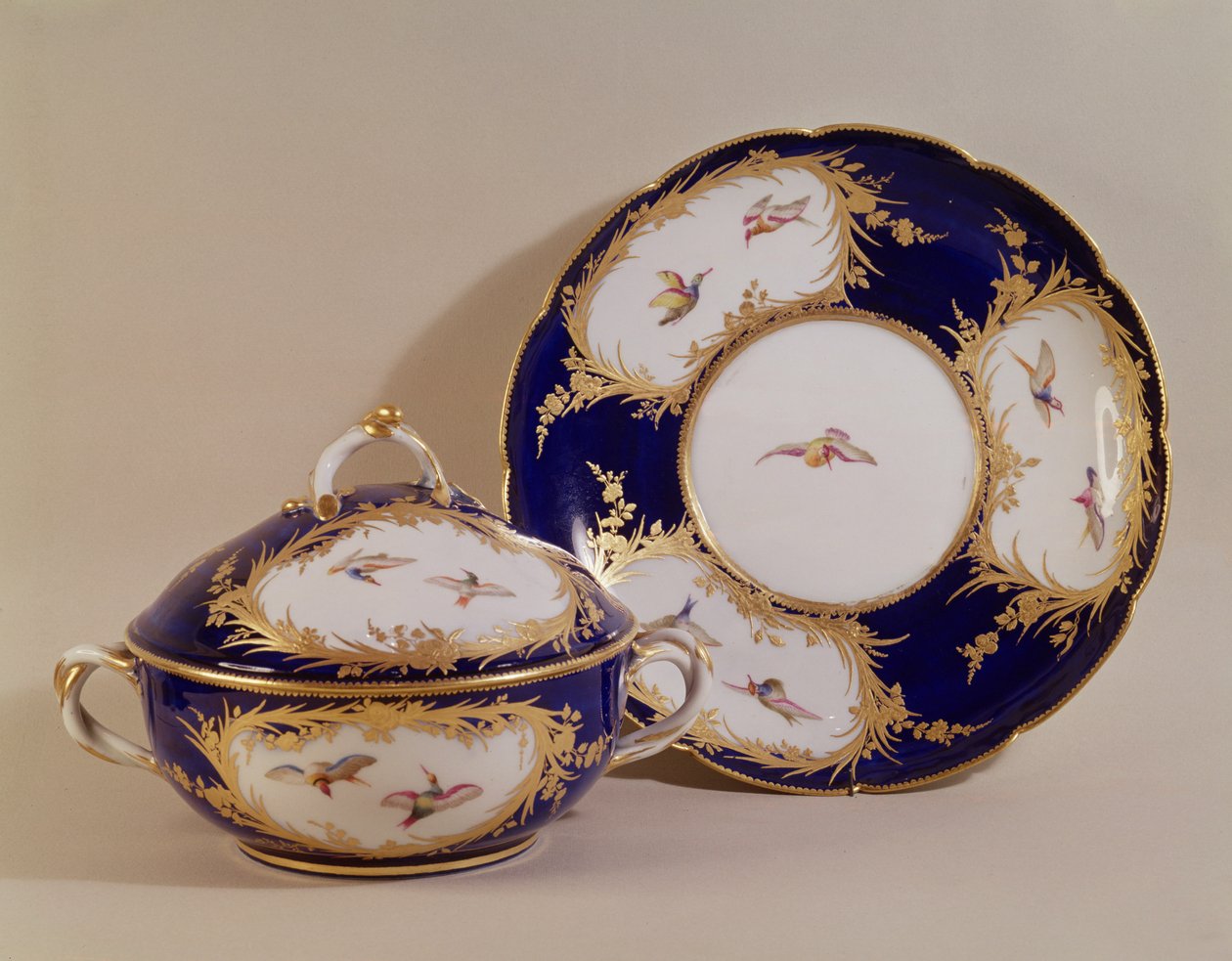 Vincennes skål og stativ, ca. 1745 (porselen) av French School