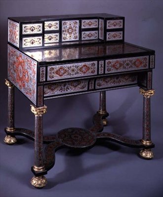 Skrivebord dekorert med intarsia i Boulle-stil av gravert messing innlagt med skilpaddeskall, med forgylte fester (messing og skilpaddeskall) (se også 77189) av French School