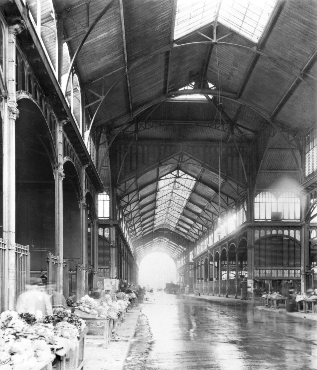 En overbygd midtgang i Les Halles sentralmarked, Paris, ca. 1900 av French Photographer