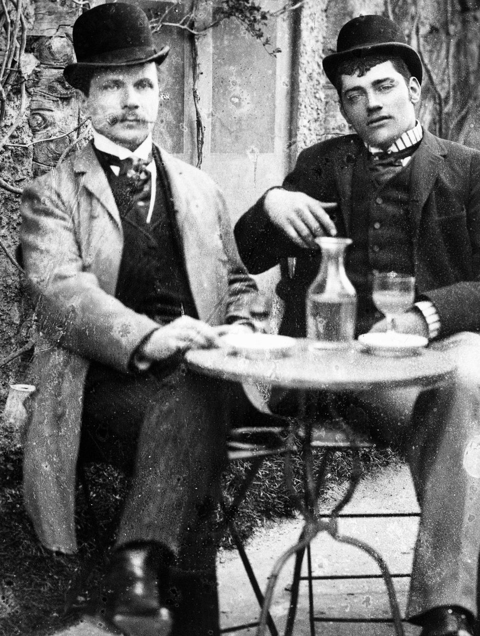 En slott (Ducos) og kusken hans sitter på terrassen til en kafé og drikker absint - fotografi, ca 1890 av French Photographer