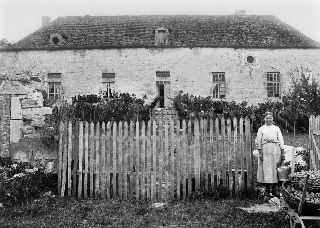 En bondekvinne foran gården sin, i nærheten av Bourmont i Haute Marne. Fotografering sent på 1800-tallet. Ducos samling. av French Photographer