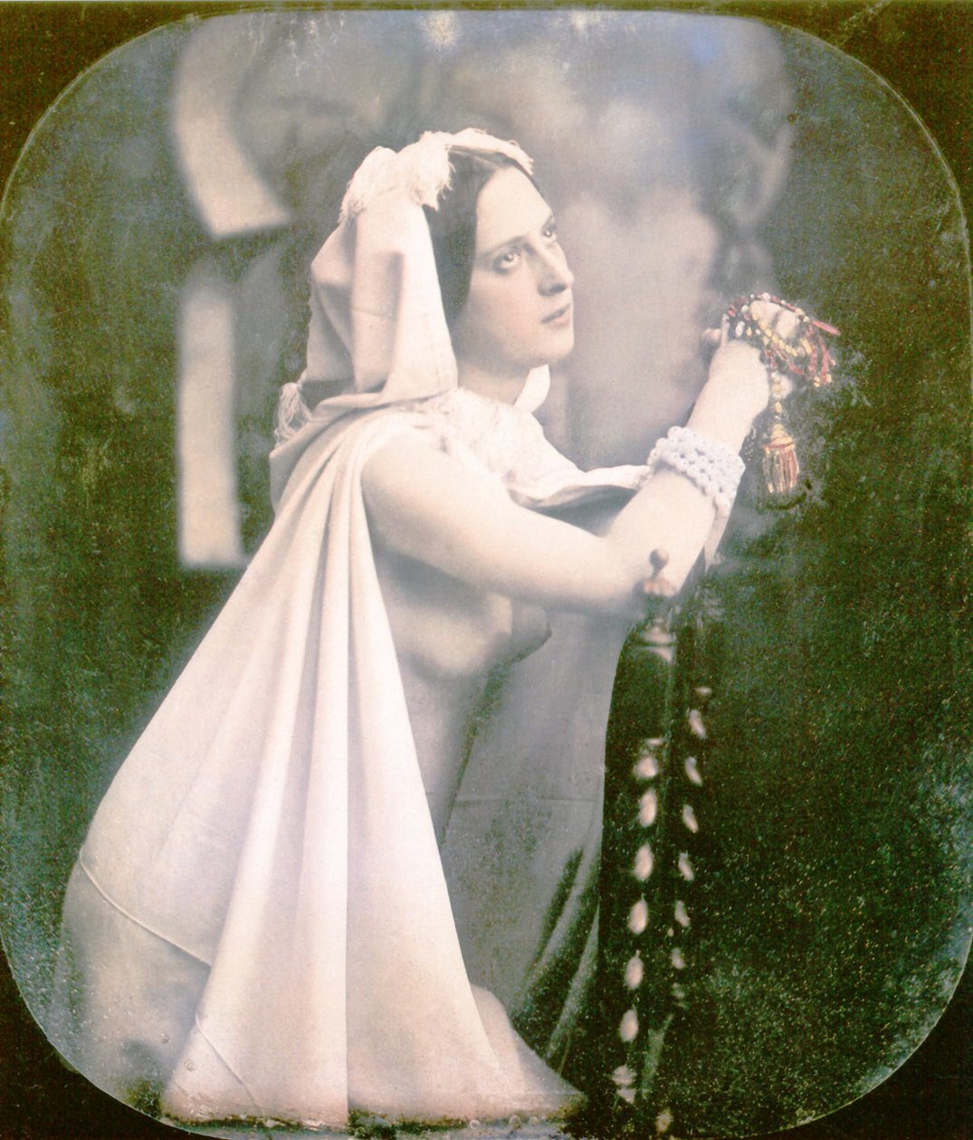 En kvinne som kneler på en stol og ber, 1850 (håndfarget stereoskopisk daguerreotypi) av French Photographer
