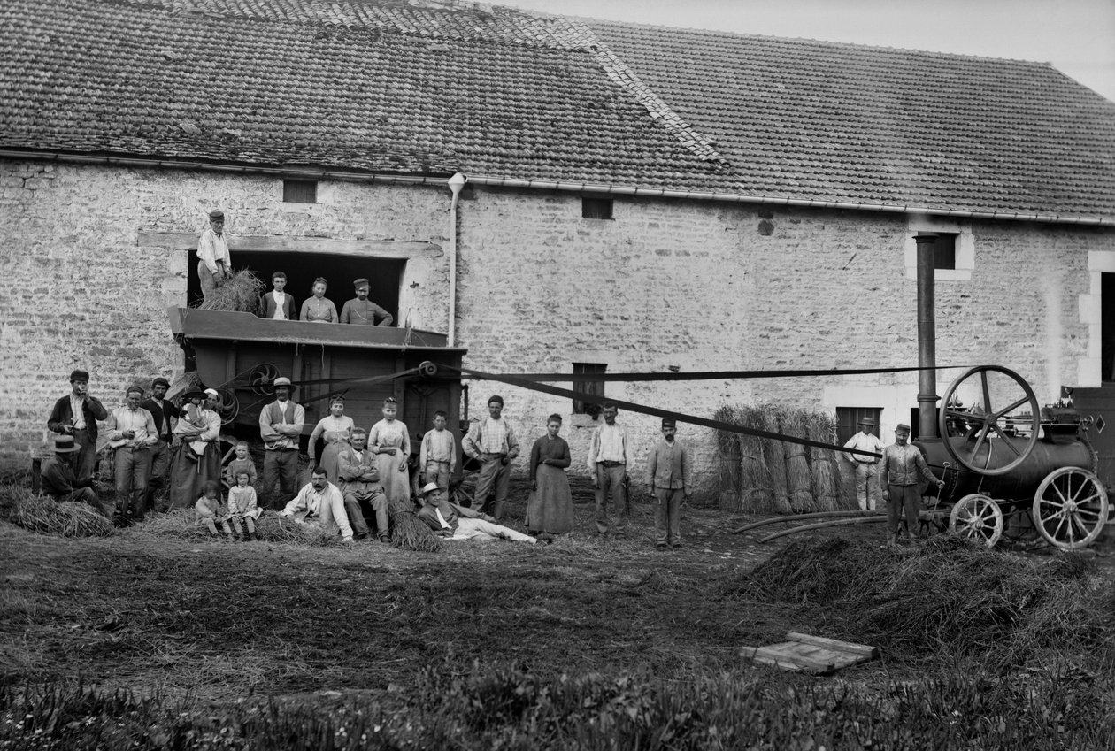Landbruksarbeidere og pressen bandt høystøvler på en gård nær Bourmont i Haute-Marne (Haute Marne), rundt 1890. Fotografi. Ducos samling. av French Photographer