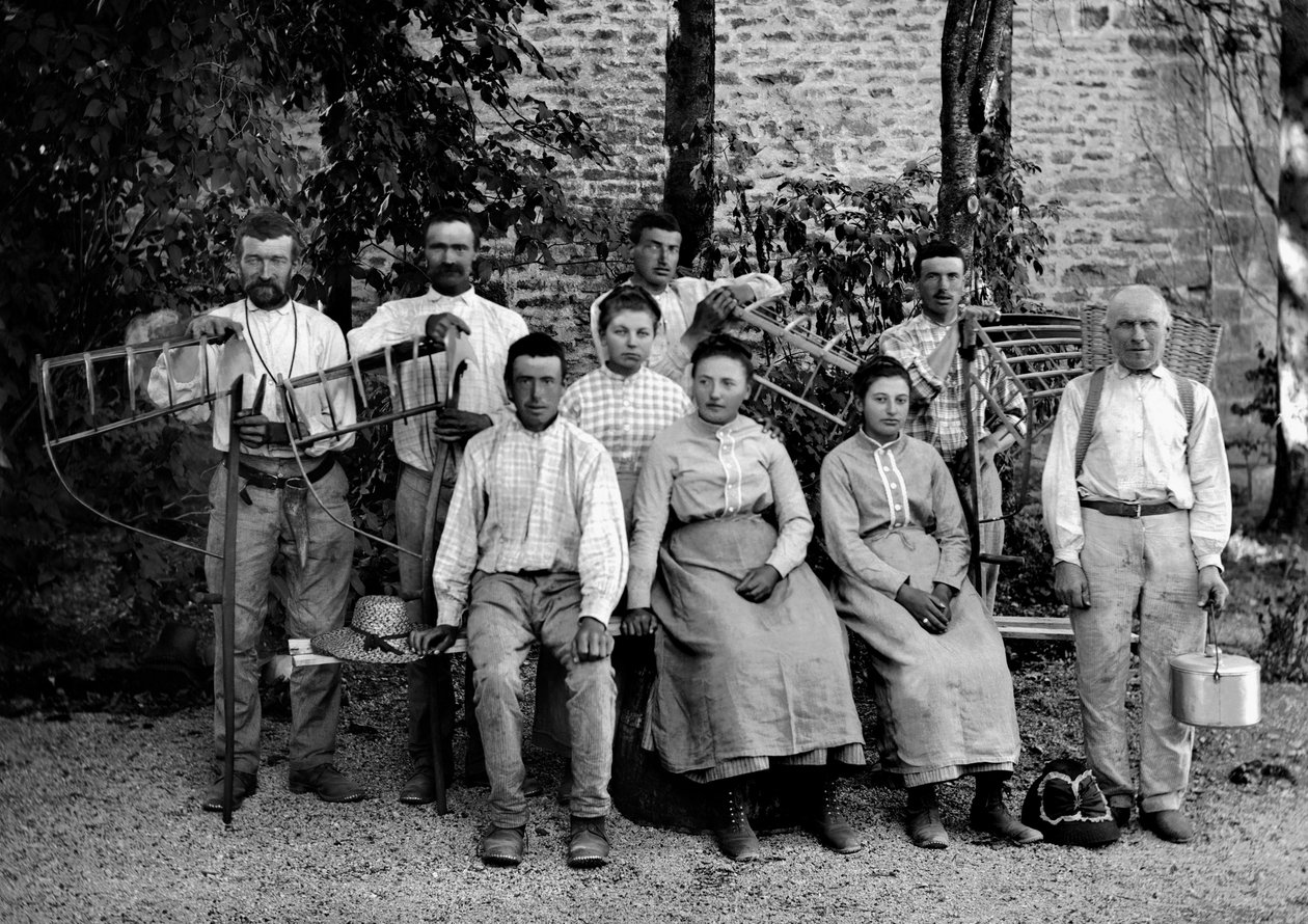 Landbruksarbeidere og deres verktøy, falske, rateau-ertrier (rake ertrier), flettekurv og mottaker for samlingen, på en gård nær Bourmont i Haute-Marne (Haute Marne), ca. 1890. Fotografi. Ducos samling. av French Photographer