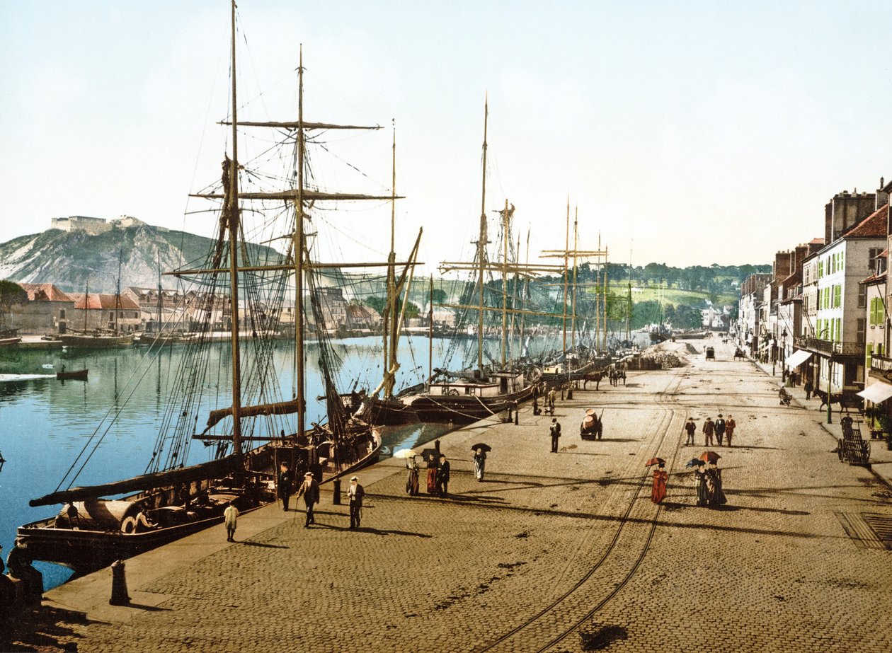 Båter la til kai i Cherbourg med det gamle fortet i bakgrunnen, 1890-1900 av French Photographer