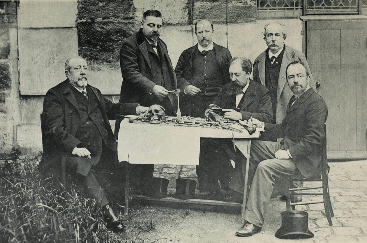 Bein av en ung mann, gravd opp i 1846, feilaktig tilskrevet Louis XVII, venstre til høyre, Magitot, de Backer, Quetin, Bilhaut, Talrich, Manouvrier av French Photographer