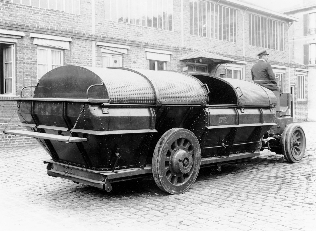 Lukket bilvogn for transport av husholdningsavfall, 1912 av French Photographer
