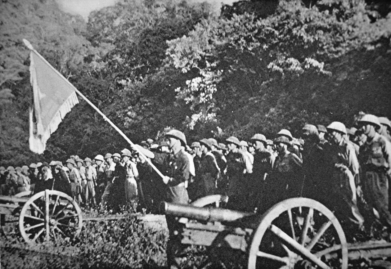 Kommunistiske Viet Minh-tropper på parade med lett feltartilleri, under beleiringen av Dien Bien Phu, november 1953-mai 1954 (farge litho) av French Photographer